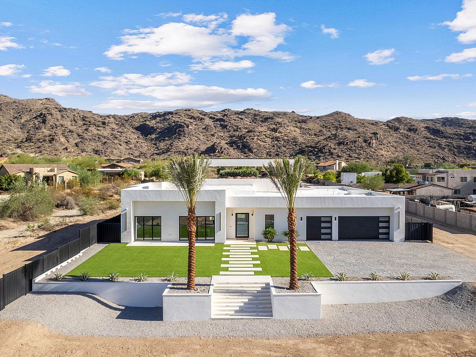 South Mountain Phoenix home with professional wallpaper installation